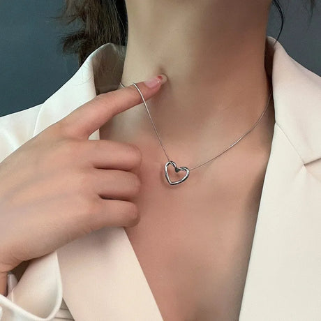 Collier pendentif en forme de cœur creux, bijoux en acier Tainless pour femmes | chaîne de clavicule simple | cadeau de bijoux